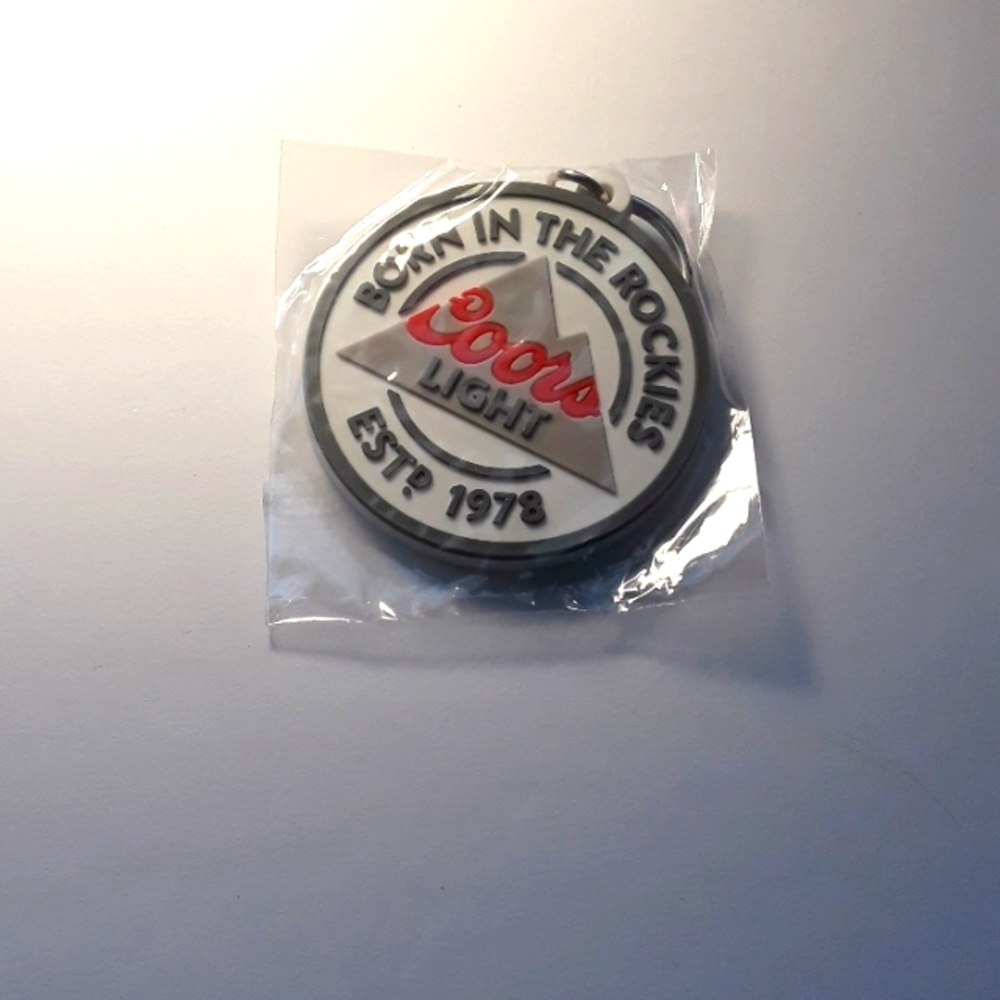 NEW COORS BEER SOFT RUBBER BORN IN THE ROCKIES 1978 KEYCHAIN KEY RING IN BAG